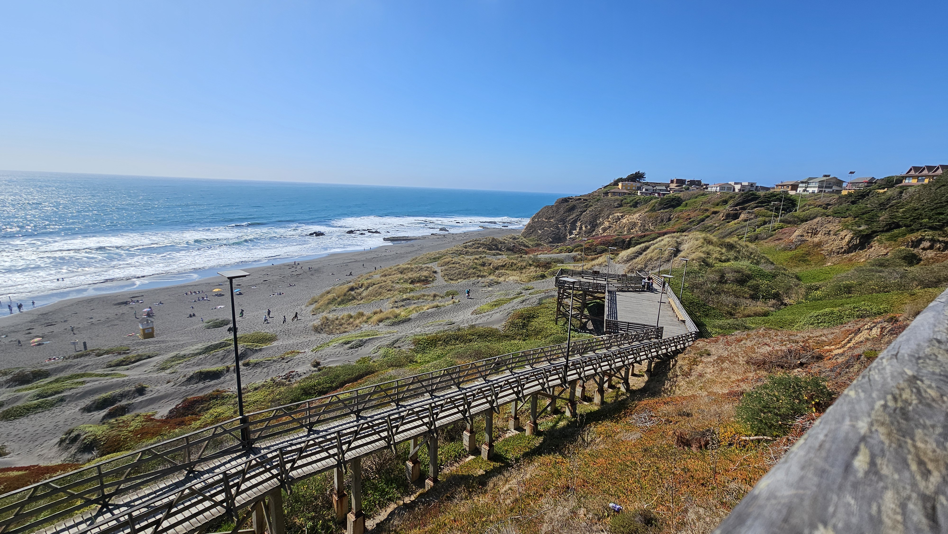 Fotografía del sendero desde un punto mas alejado, se aprecia la cercanía a la playa